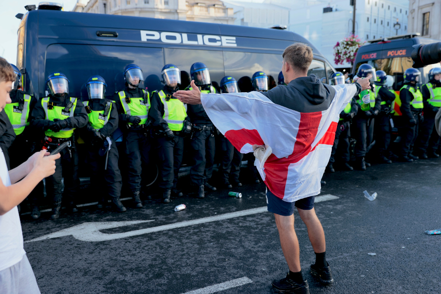 tommy-robinson-and-family-protesting-005JPG